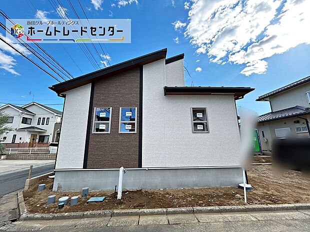 【前面道路含む現地写真】【11/28撮影】駐車スペース２台♪ご夫婦でお車を所有でき、お車でのお出かけも楽しめますね♪当日のご見学予約も承ります。現地をご覧いただきながら、住まいの夢をお聞かせください。