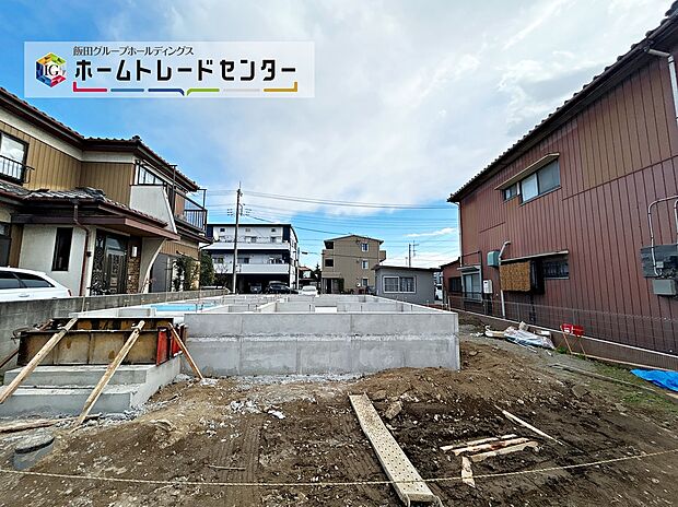 【前面道路含む現地写真】当日のご見学予約も承ります。同じものは２つとない「夢のマイホーム」との出会いが待っているかもしれません。今なら建築中の様子をご覧になることができます♪