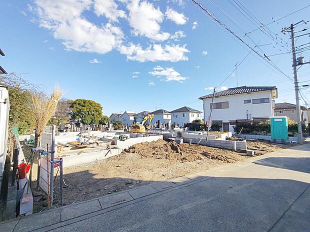 【前面道路含む現地写真】今から見たい!大歓迎です♪ お気軽にホームトレードセンターまでお問い合わせください。 閑静な街並みの分譲地を是非現地にてご覧ください。 近隣の物件も併せてご紹介することも可能です。