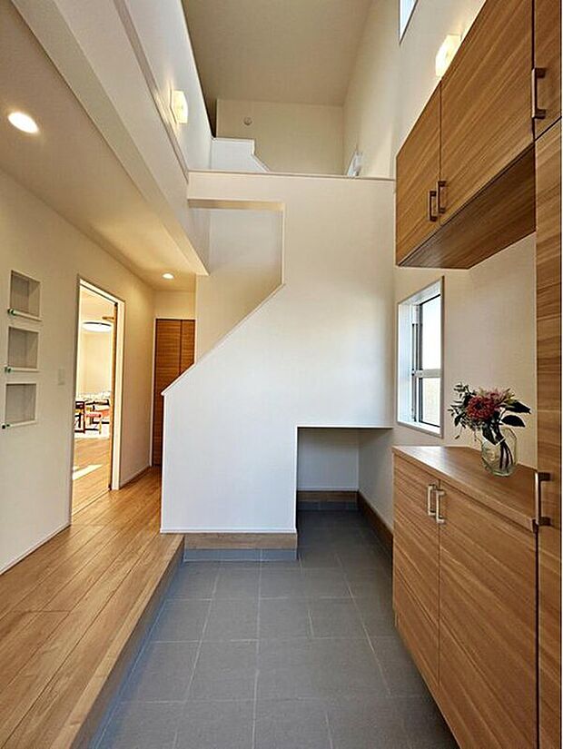 【玄関】視線が抜ける。心が伸びる。開放的な吹き抜け玄関。