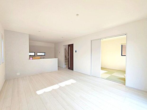 【リビング】【2号棟】16帖のリビングです