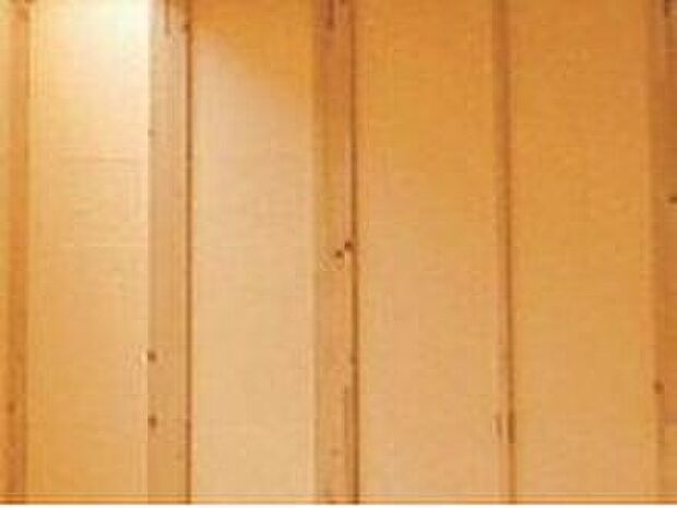 【水に強い成形型断熱材「ポリスチレンフォーム」】屋外からの湿気の影響を受けやすい外壁と1階床に”水に強い成形型断熱材”ポリスチレンフォームを採用。壁パネルに60mm厚、床に100mm厚を使用することにより断熱材の隙間を解消し、断熱性能、気密性能を高めます。