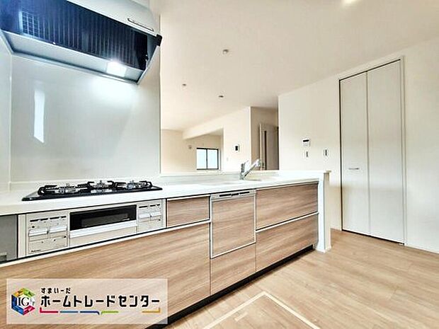 【キッチン】【3号棟】対面式キッチンですので、お食事の準備をしながらご家族との会話を楽しめます。
大容量の収納スペースは取り出しやすくしまいやすいスライドタイプ、大きな鍋などもラクに取り出せます♪