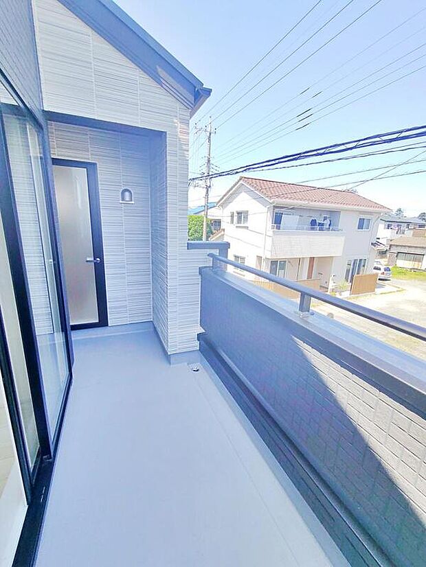 【バルコニー】2部屋から行き来できるバルコニー