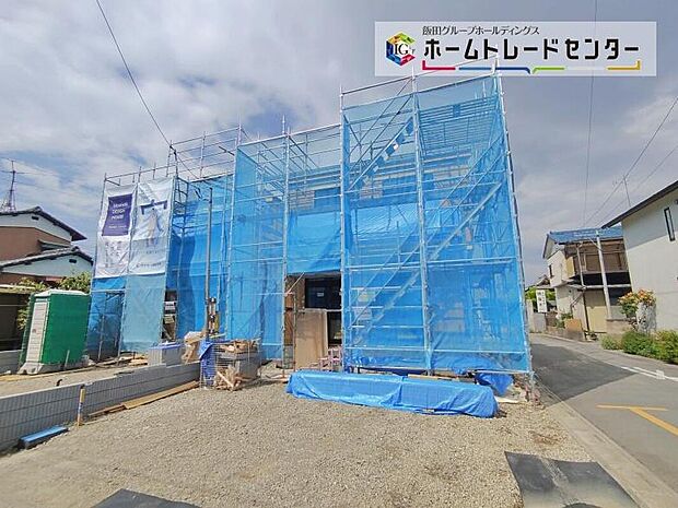 【現地外観写真】【2026年5月撮影】
陽当りの良い道路に面したお住まい。道路幅も広めで、開放感たっぷり♪