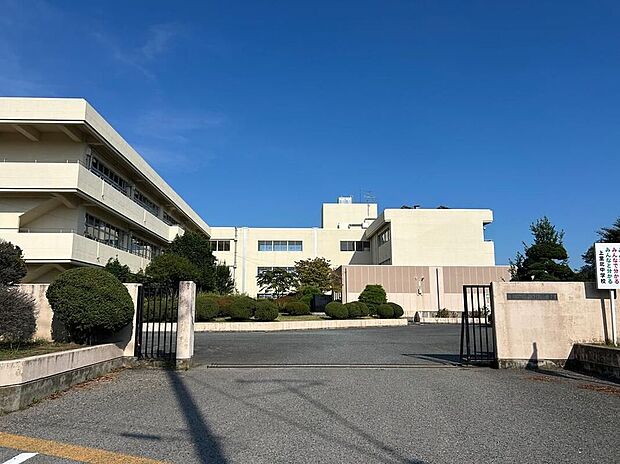 上里町立上里北中学校（約450m）