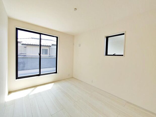 【その他内観】2面採光を確保した明るい室内は、風通しも良く、大変居心地の良い空間となっております。爽やかな風を感じて起きる朝は、快適生活の始まりに！