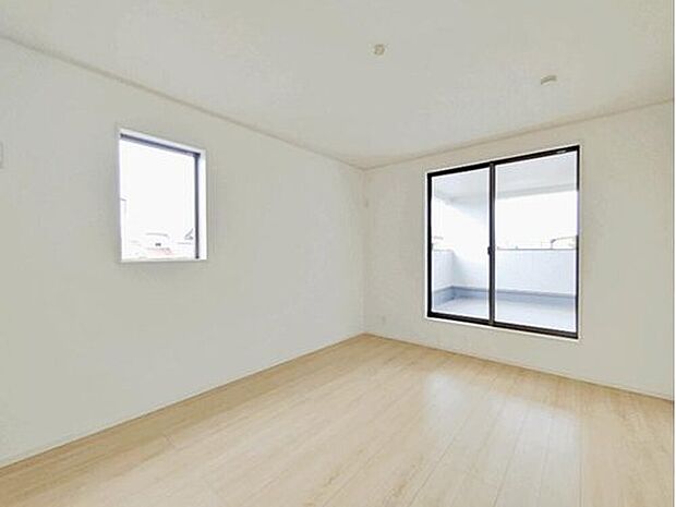 【洋室】1号棟
バルコニーに直結したお部屋。お陽さまの光をさわやかな風をたっぷりとりこめます。室内はいつも明るい印象なので気持ちの良い朝を迎えられます。毎日の生活も明るくなりそうです！