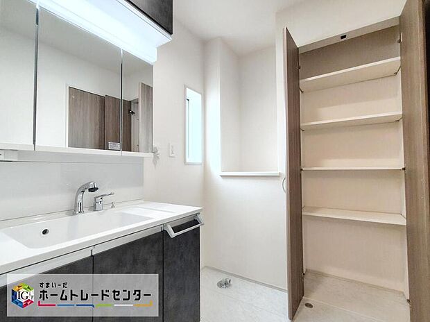 【洗面脱衣場】収納充実の三面鏡♪ 毎朝の身支度の際、鏡が1人しか使えず順番待ちをする事はありませんか? 3面鏡ですと、2人並んでもお使いいただけるため、時間の短縮につながります!