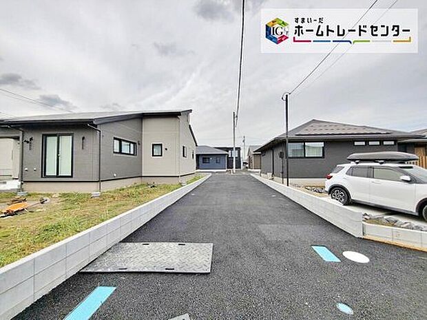 【前面道路含む現地写真】ご予約をいただければ、もちろん平日や夜間でもご案内は可能です。お仕事の形態が多様化しておりますので、決まったお時間では中々身動きが取れないお客様も多いかと思います。お気軽にお申し出ください。

