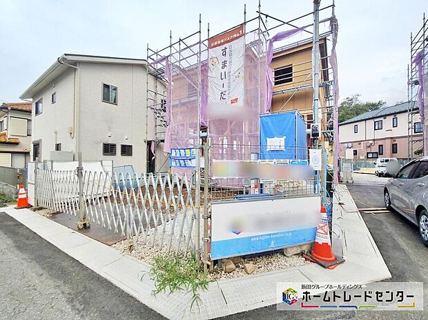 【前面道路含む現地写真】建物は安心できる耐震等級最高等級の住宅性能評価書付きです。震度7クラスの地震波を連続でかけても損傷無しとの実験結果も出ています。くつろげるわが家が、そのままご家族を守ってくれます。