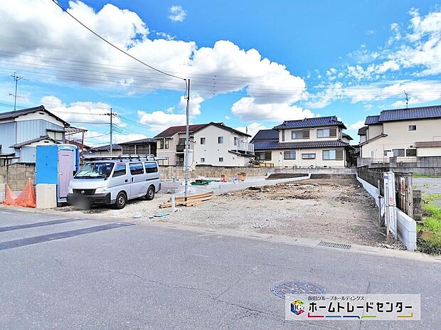 【前面道路含む現地写真】ご予約をいただければ、もちろん平日や夜間でもご案内は可能です。お仕事の形態が多様化しておりますので、決まったお時間では中々身動きが取れないお客様も多いかと思います。お気軽にお申し出ください。