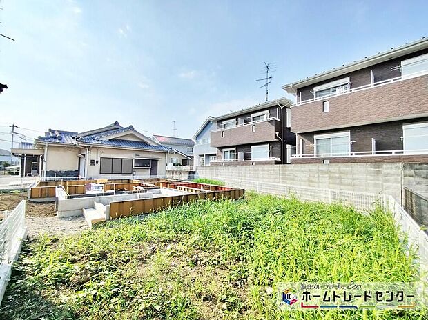 【現地外観写真】隣家との距離も、前面道路の幅員も充分にございますので、プライベートにも配慮されたお住まいとなっております。ゆとりの広さは魅力的です。是非この機会にご見学ください♪