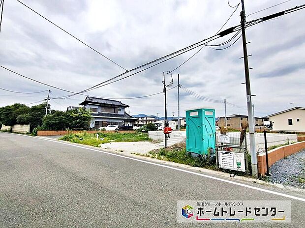 【前面道路含む現地写真】これから徐々に家の骨組みが出来上がっていきます。どんな家が建つのか楽しみですね♪当日のご見学予約も承ります。同じものは２つとない「夢のマイホーム」との出会いが待っているかもしれません。