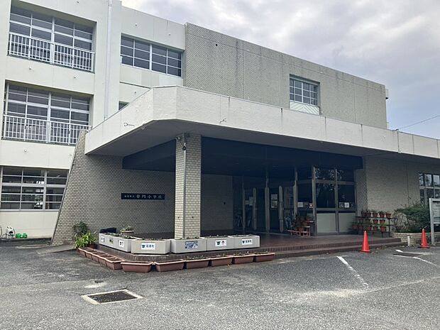 勢門小学校(約1,000m)