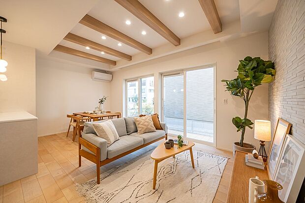 ■3号地リビング天井の化粧梁と木目調の床が調和し、温もりあるナチュラルな空間を演出。自然光がたっぷり差し込み、心地よさを感じられるリビングです。