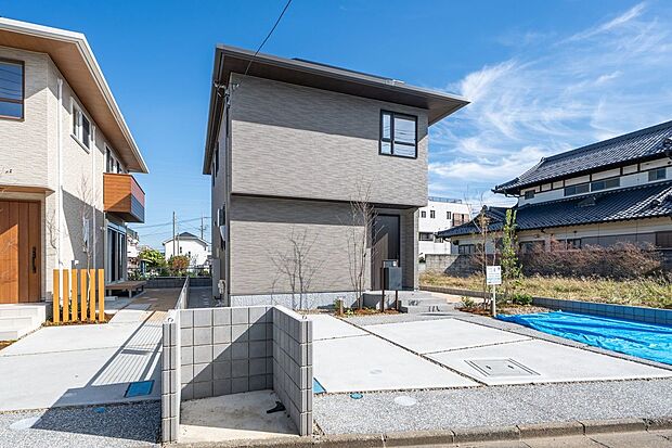 【外観】■4号地現地外観いつまでも飽きのこない、愛着を感じる家となるよう、均整の取れたシルエットと、自然な色合いのデザインを施しています。3台駐車可能です(車種による)