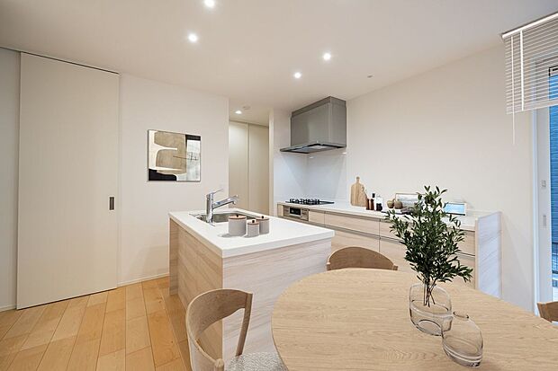 ■2号地キッチンシンクとコンロが分かれていることで、効率的に調理や片付けができるキッチン。ご家族と一緒に料理の時間を楽しめます。※CG合成にて家具を設置