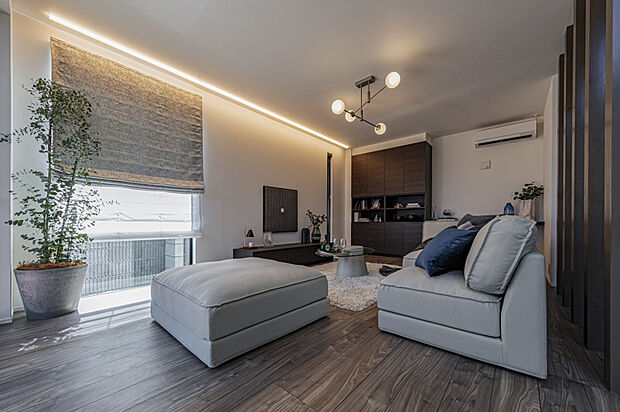 間接照明が美しく空間を包み込む上質なリビング。落ち着いた配色と広がりあるレイアウトが、洗練された寛ぎの時間を生み出します。