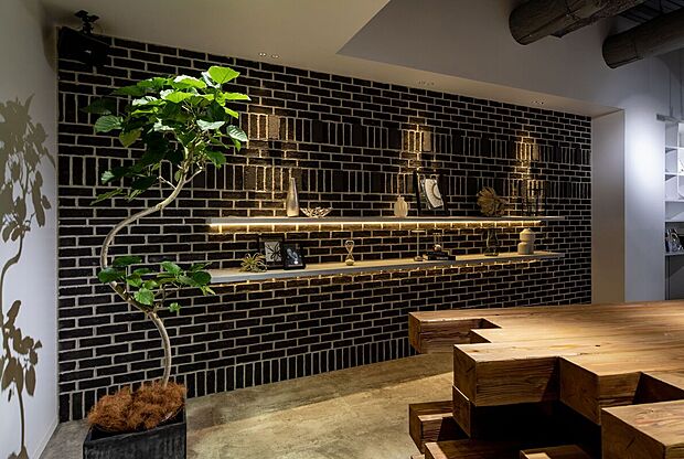 北大阪急行線「千里中央」駅と、大阪モノレール線「千里中央」駅を結ぶ歩道橋に面した駅直結型店舗です。