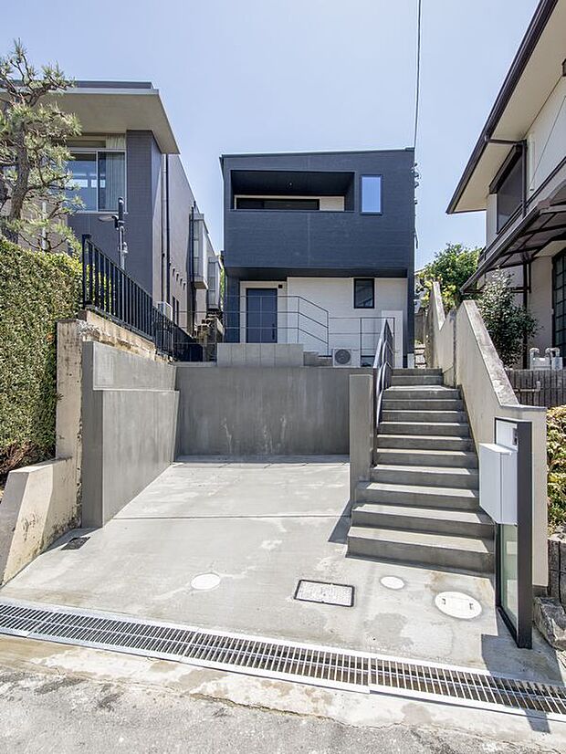 大型複合施設「EXPOCITY」まで車で10分圏内、スーパー、コンビニも徒歩15分圏内と周辺環境が充実しております！