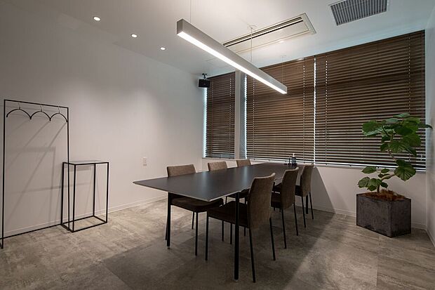 北大阪急行線「千里中央」駅と、大阪モノレール線「千里中央」駅を結ぶ歩道橋に面した駅直結型店舗です。