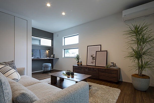 明るい自然光がたっぷり差し込み、開放感のある雰囲気に。ゆったりとくつろげる心地よい時間が流れます。