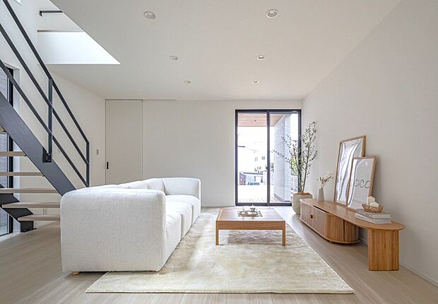 明るい陽射しが降り注ぐ、開放感たっぷりのLDK。モダンなデザインのスケルトン階段が、洗練された空間を演出します。日々の暮らしをより豊かに。