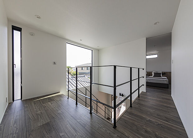 【2階通路】柔らかな光が巡る2階のスペース。吹抜けとのつながりが空間にゆとりをもたらし、部屋へ向かう動きにも開放感が感じられる構成です。