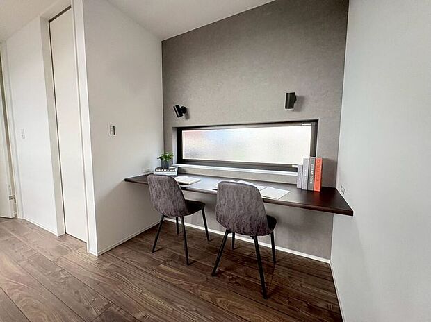 【内観】子供の宿題や読書スペースにぴったりなカウンタースペース。
多用途にお使いいただけます！