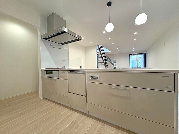 【1号地内観】家族の笑顔が弾む、明るく開放的なアイランドキッチン！食洗機完備で家事もラクラク、お料理の時間がもっと楽しくなる理想の空間です。