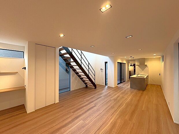 【2号地内観】新生活は、洗練されたこの空間から。明るい木目調の床と真っ白な壁が心地よい。デザイン性の高いキッチンで毎日のお料理も特別な時間に