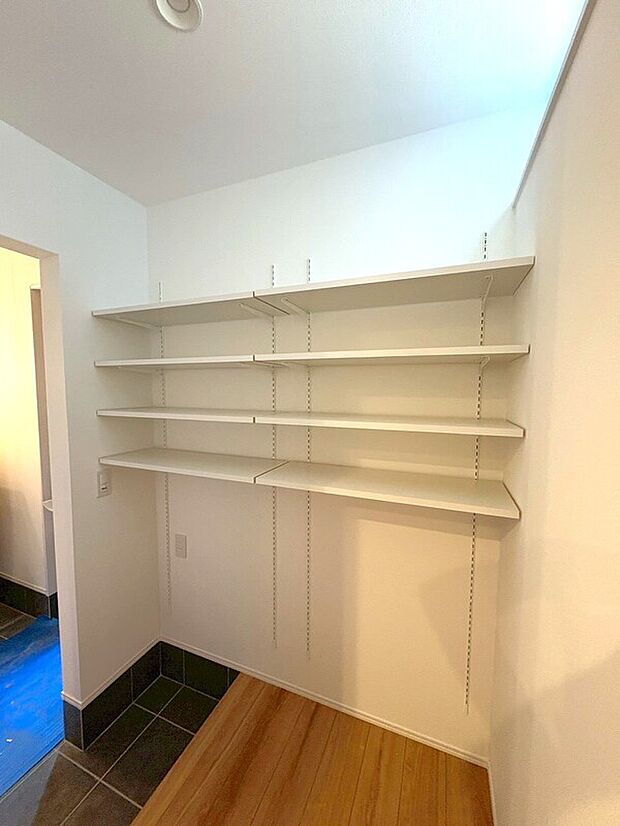 【2号地内観】靴やアウトドアグッズをまとめて収納いただけるシューズインクローク。パントリーにも直接アクセスできるので楽に荷物を収納することができます！