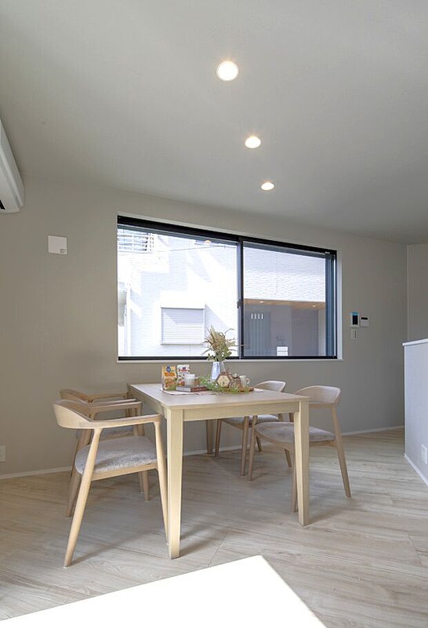 【ダイニング】明るい日差しが差し込むダイニング。家族だんらんの時間をゆったりお過ごしいただけます♪