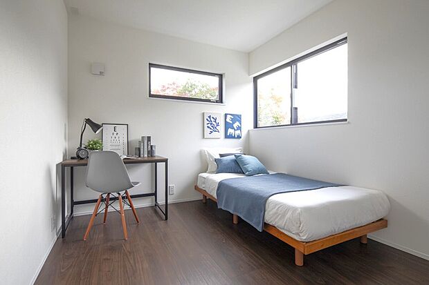 【リビング以外の居室】自然光が降り注ぐ明るい洋室は、集中できるワークスペースにも、安らぎの寝室にも最適。窓からの眺めが気分をリフレッシュ。