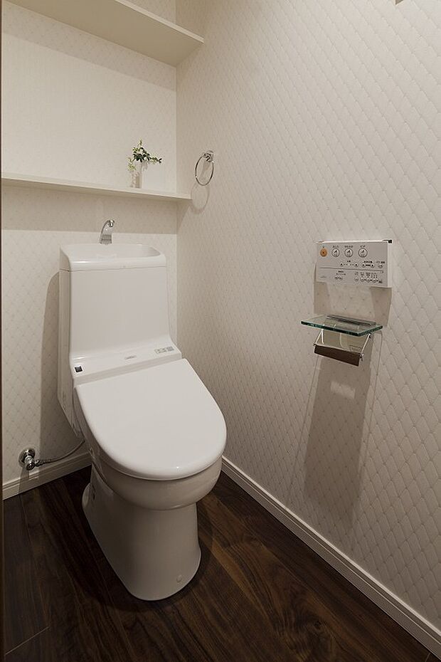 【【1号地　同仕様写真】トイレ】各階それぞれにトイレを設けておりますので、夜中や朝などの忙しい時間帯にも使い勝手が良く、便利です。