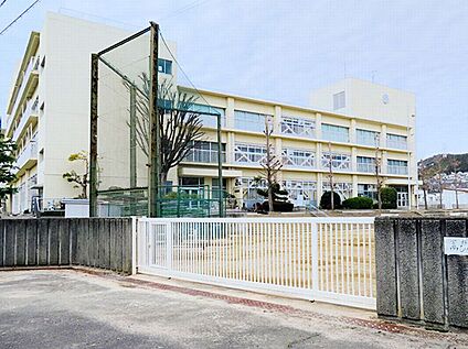 宝塚市立南ひばりガ丘中学校 約2,700ｍ(徒歩約34分)