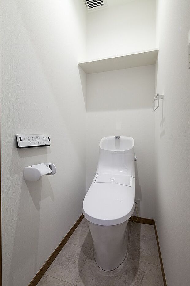 【建物プラン例（内観写真）】ウォシュレット付きの高機能トイレ。