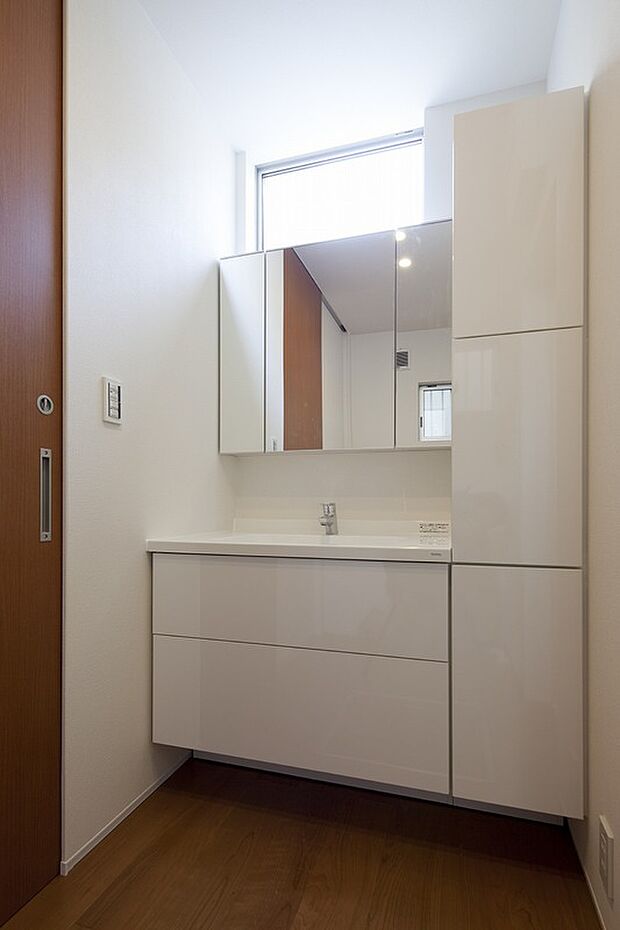 【建物プラン例（内観写真）】ミラー裏や足元に収納がたっぷりございますので、洗面用具や掃除用具をしっかり収納できます。