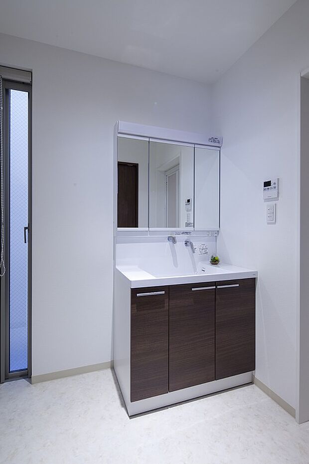 【建物プラン例(内観写真)】【同仕様写真】
ゆとりの洗面スペースで朝の身支度もスムーズに
三面鏡裏にはご家族それぞれの洗面用品がすっきり片付く収納スペース付きです。