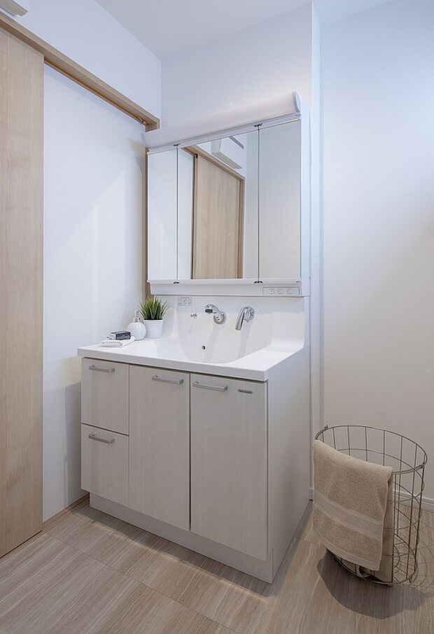 【 建物プラン例(内観写真)】【1号地同仕様写真】
ゆとりの洗面スペースで朝の身支度もスムーズに
三面鏡裏にはご家族それぞれの洗面用品がすっきり片付く収納スペース付きです。