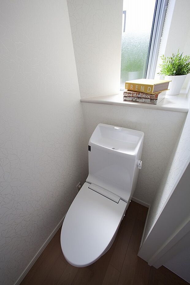 【 1号地内観プラン例】ウォシュレット付きの高機能トイレ。2カ所トイレがございますので、夜中や朝などの忙しい時間帯にも使い勝手が良く、便利です。