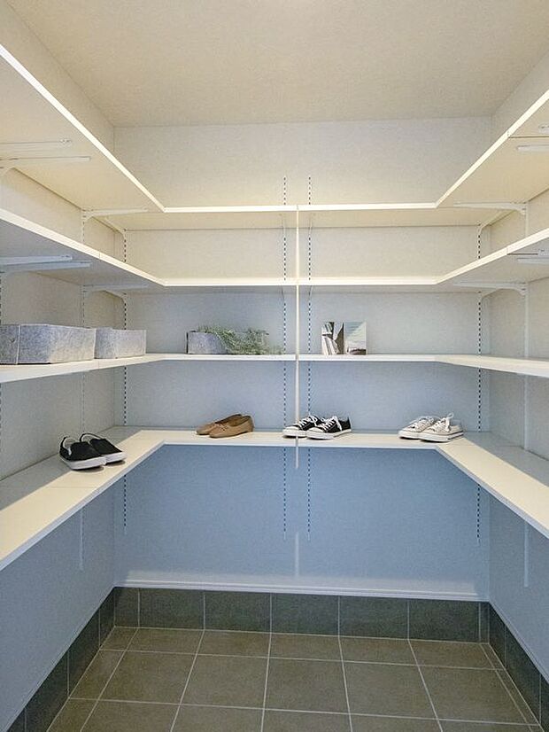 【収納】玄関収納は家族の笑顔を育む場所。可動棚で靴も小物もスッキリ整頓、明るい空間で毎日が気持ちいい暮らしを始めませんか？たっぷり収納でいつも片付いたエントランスが、あなたとご家族を優しく迎えます。