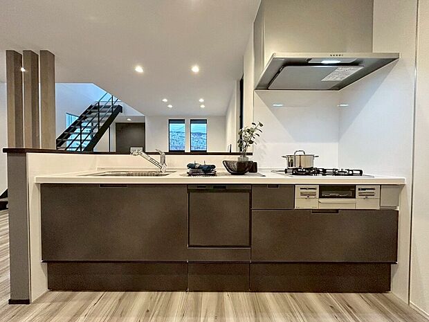 【キッチン(1号地)】料理中も家族の笑顔が見える対面キッチン。食洗機完備で片付けもスムーズ。最新設備のモダンな空間は、毎日の家事をサポート。広々LDKで会話も弾みます。