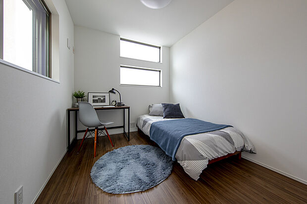 【リビング以外の居室】どの居室にも窓があり、自然光がしっかりと入り込むため、室内全体が明るく、心地よい空間が広がります。風通しも良く、一年を通して快適にお過ごしいただけます。
