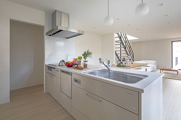 【キッチン】料理中も家族の笑顔が見える対面キッチン。お子様を見守りながら安心して料理。食洗機付きで片付けもスムーズに