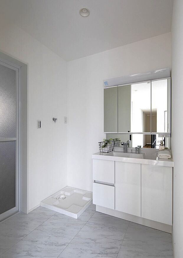 【2号地内観】明るく清潔感あふれる洗面室で、毎朝の身支度も気持ち良くスタート！収納豊富な洗面台と洗濯機置場で、家族みんなが快適に過ごせますね。