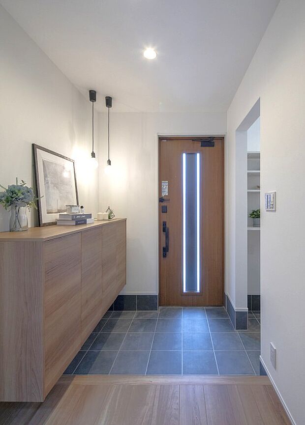 【2号地内観】トイレ前に設けたおしゃれなコンパクト洗面台。来客時の手洗いや身だしなみに便利で、生活感を抑えつつ空間のアクセントにもなる設計です。