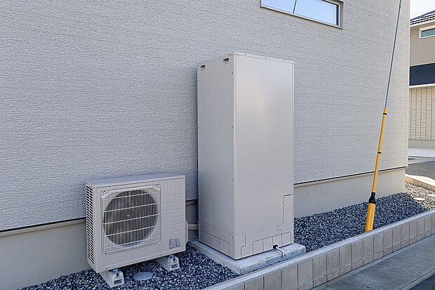 【省エネに貢献するおひさまエコキュート】太陽光発電と組み合わせることで、光熱費を大幅に節約できるおひさまエコキュートを採用。環境配慮と快適な暮らしを両立する設備です。