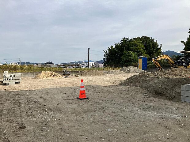 【現地土地写真】【現地土地写真】
旗竿地につき、前面道路からゆったりとしたアプローチを設けることが可能です。車の往来や人の視線が気になりにくく、プライベートな時間を快適に過ごせます。/2025年10月撮影